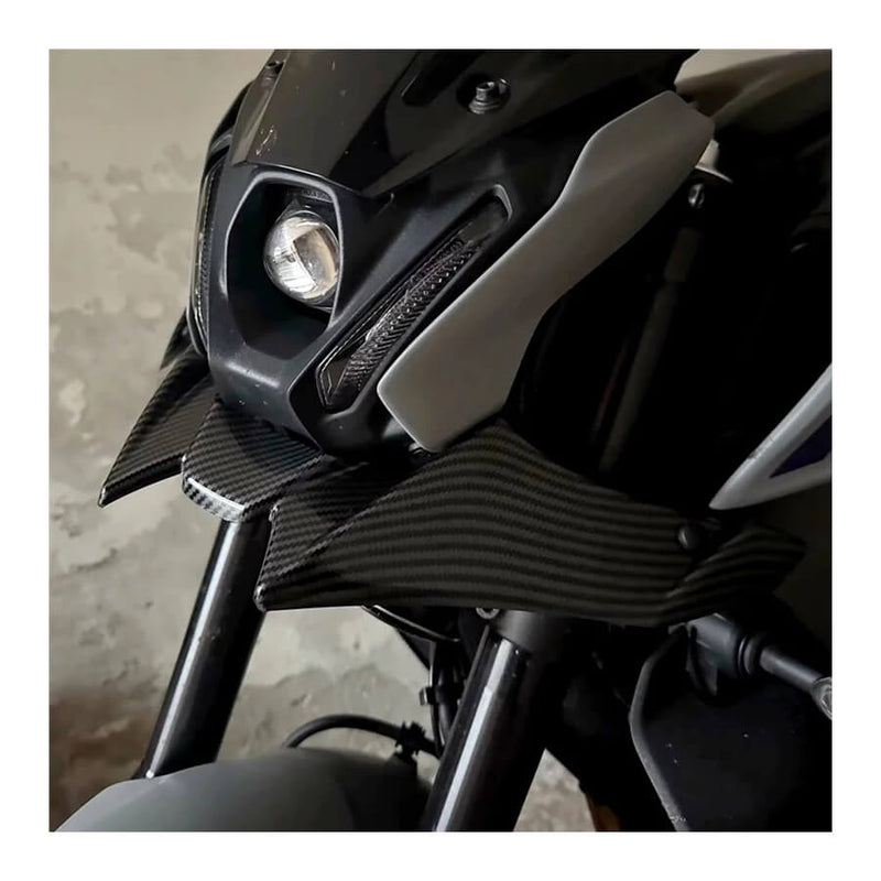 Load image into Gallery viewer, Asas defletoras frontais para Yamaha MT-09 SP com efeito carbono instaladas na moto
