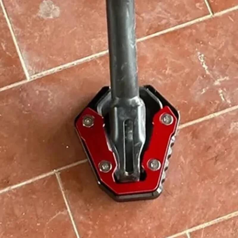 Load image into Gallery viewer, Extensão apoio lateral alumínio Benelli TRK 502X vermelho aumenta superfície contacto descanso lateral
