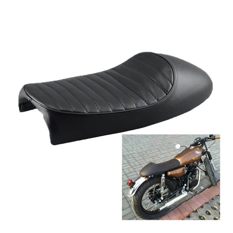 Load image into Gallery viewer, Detalhe do banco café racer vintage em couro sintético preto com padrão de losangos
