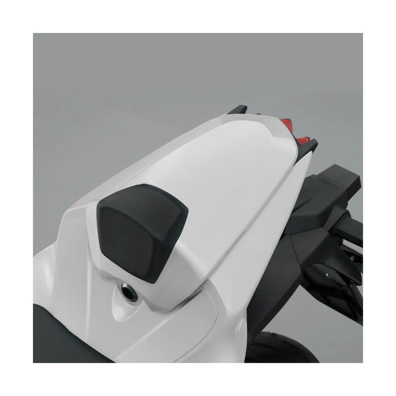 Load image into Gallery viewer, Cobertura banco passageiro Suzuki GSX-R125 - detalhe de montagem da carenagem traseira solo
