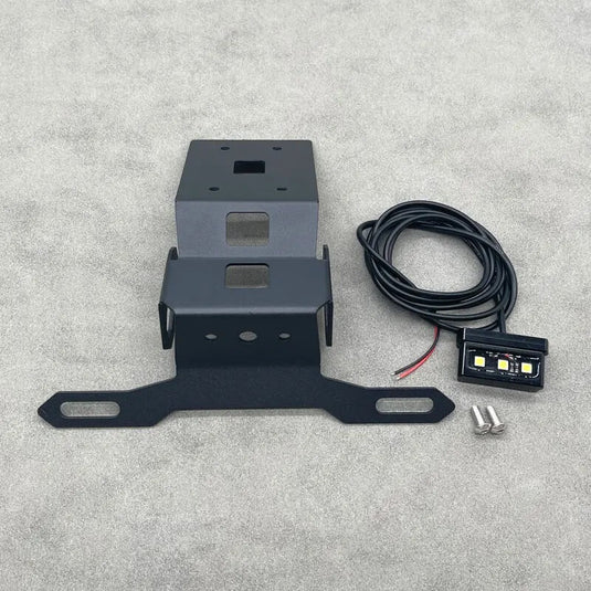 Suporte de matrícula Kawasaki Z1000SX com design limpo e funcional 