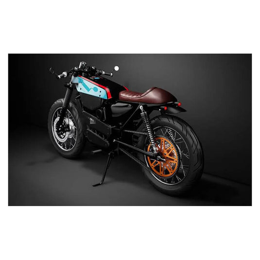 Detalhe do banco café racer vintage em couro sintético castanho com padrão de riscas