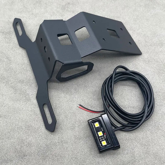 Detalhe da luz LED integrada no suporte de matrícula Kawasaki Z1000SX 