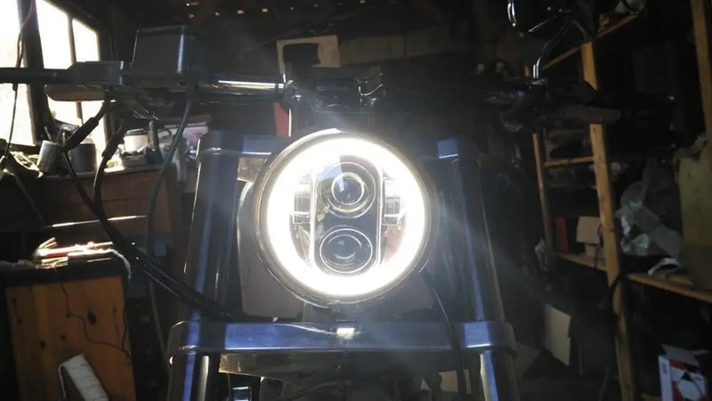 Carregue imagem no visualizador da galeriaFarol frontal LED 5.75 pol cafe racer bobber chopper
