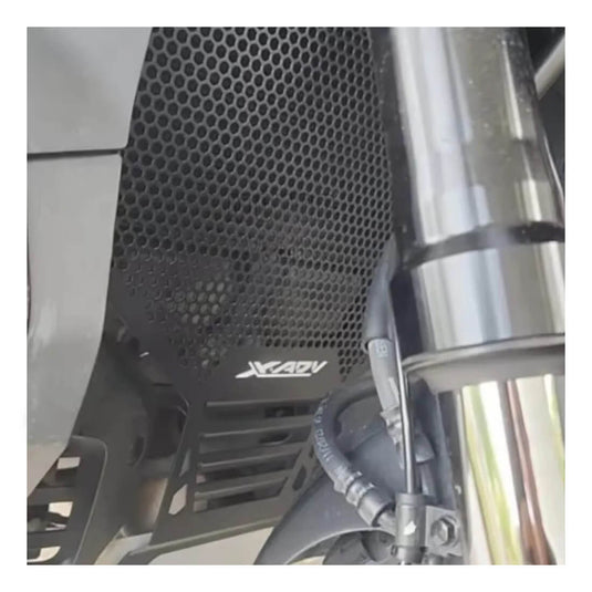 Detalhe do protetor de radiador instalado na Honda X-ADV 750 