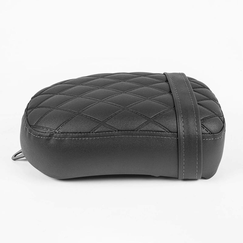 Load image into Gallery viewer, Detalhe das costuras do banco em pele sintética 
