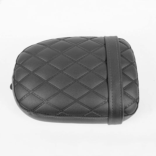 Detalhe do acabamento em pele sintética do banco Rebel 