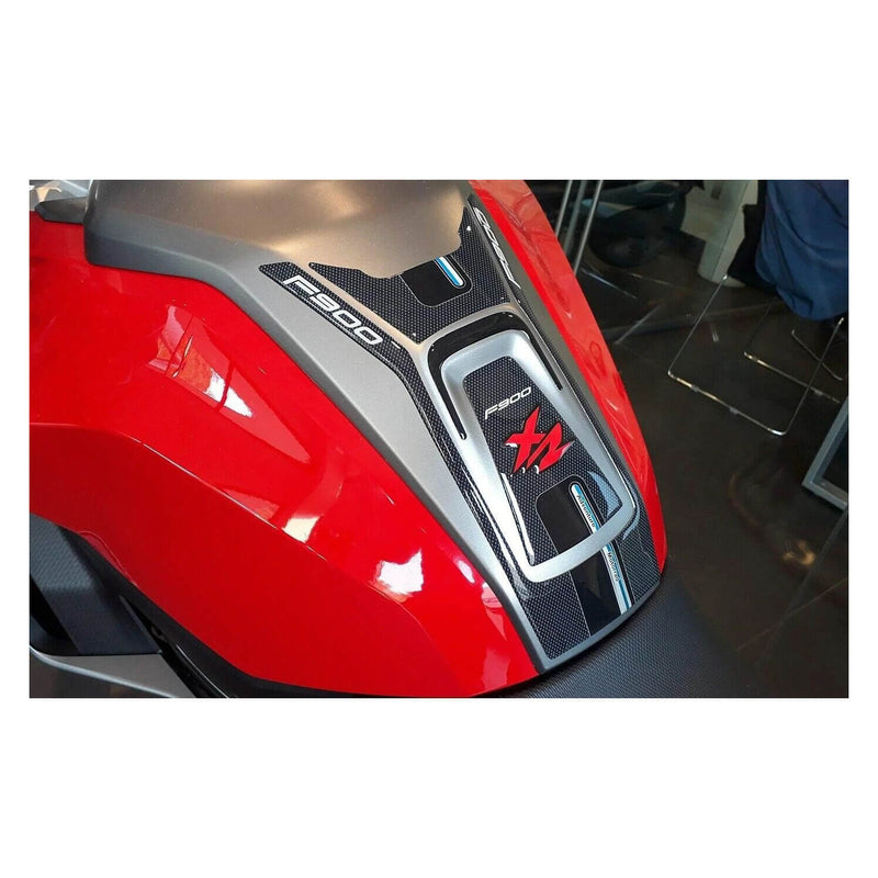 Load image into Gallery viewer, Protetor de depósito BMW F900XR em resina 3D, oferece melhor aderência e proteção contra desgaste
