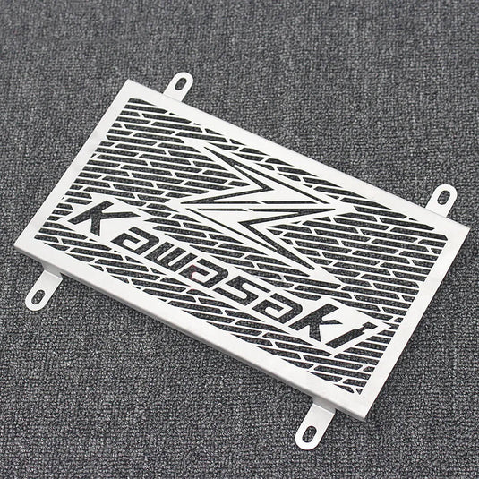 Detalhe protetor radiador aço inoxidável Kawasaki design funcional acabamento sem costuras durável
