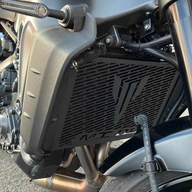 Load image into Gallery viewer, Grelha aço inoxidável radiador Tracer 9 GT - detalhe proteção contra pedras e detritos
