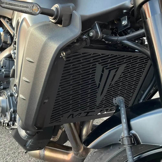 Grelha aço inoxidável radiador Tracer 9 GT - detalhe proteção contra pedras e detritos