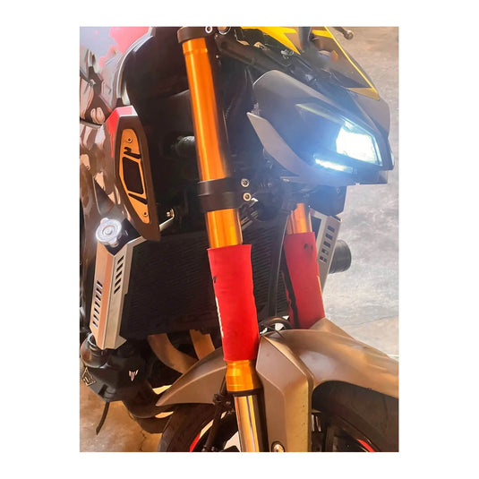 Guarda radiador Yamaha FZ-09 cor dourada detalhe CNC