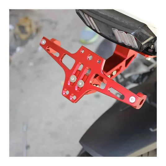 Detalhe do acabamento anodizado mate do suporte de matrícula CNC