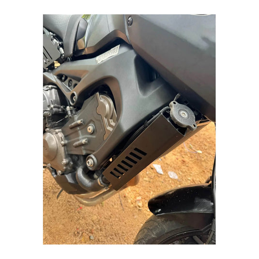 Proteções radiador FZ-09 cor titânio instaladas moto