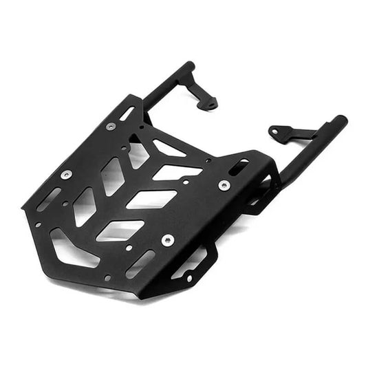 Detalhe do acabamento preto premium do suporte de bagagem Tracer 900