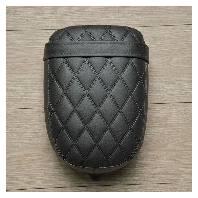 Load image into Gallery viewer, Detalhe da textura em pele sintética do banco 
