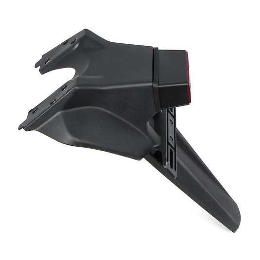 Vista completa do conjunto suporte matrícula e guarda-lamas Suzuki 