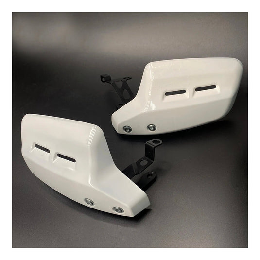 Detalhe da montagem do guarda-mãos Honda CL500 2023-2024