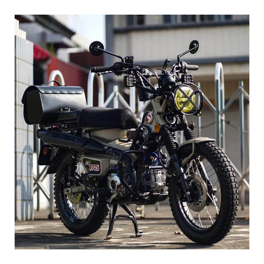 Detalhe construção alumínio espelhos retrovisores Honda retro 