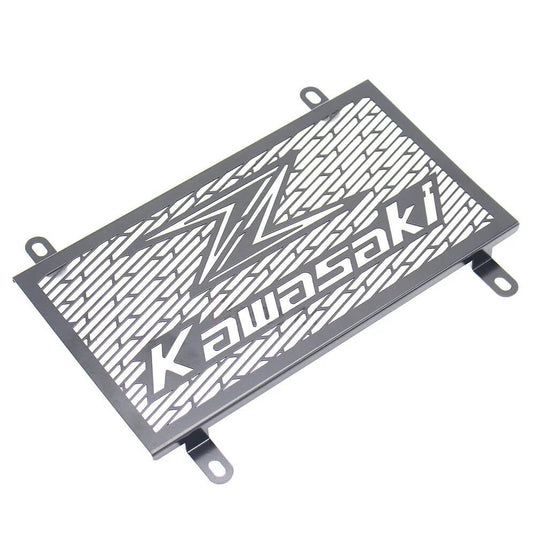 Vista lateral protetor radiador aço inox Kawasaki Z250 Z300 Ninja 250 300 design limpo estético