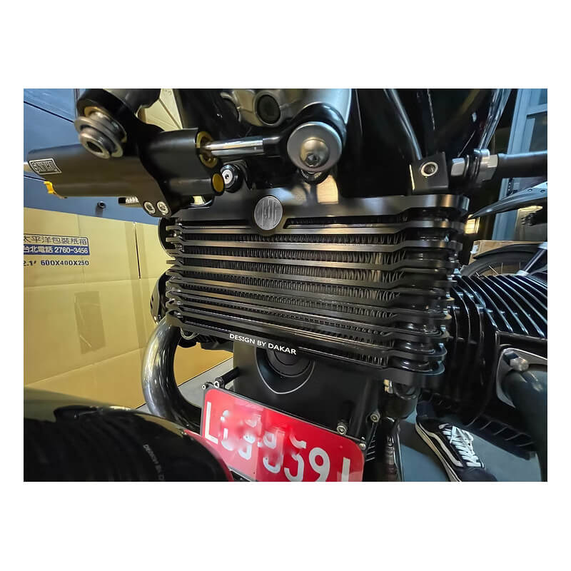 Load image into Gallery viewer, Detalhe da proteção de radiador de óleo BMW R nineT em alumínio cortado a laser
