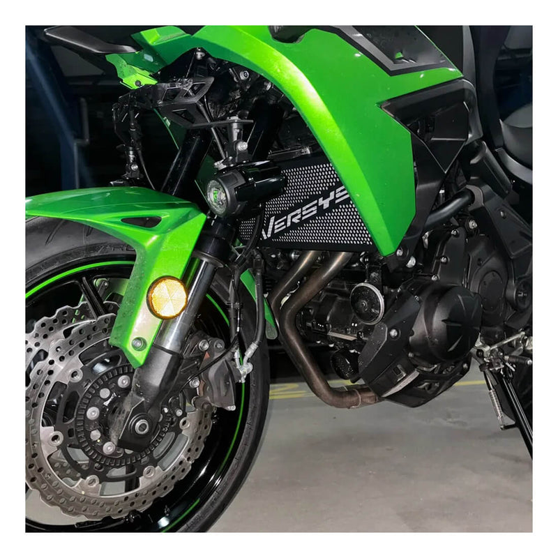 Load image into Gallery viewer, Proteção radiador aço inoxidável Versys 650 2015-2023 - vista montada na moto
