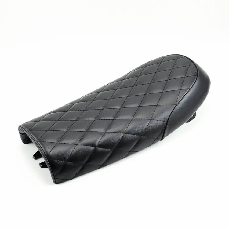 Load image into Gallery viewer, Banco café racer vintage flat preto com losangos – Honda CB Suzuki Yamaha Kawasaki
