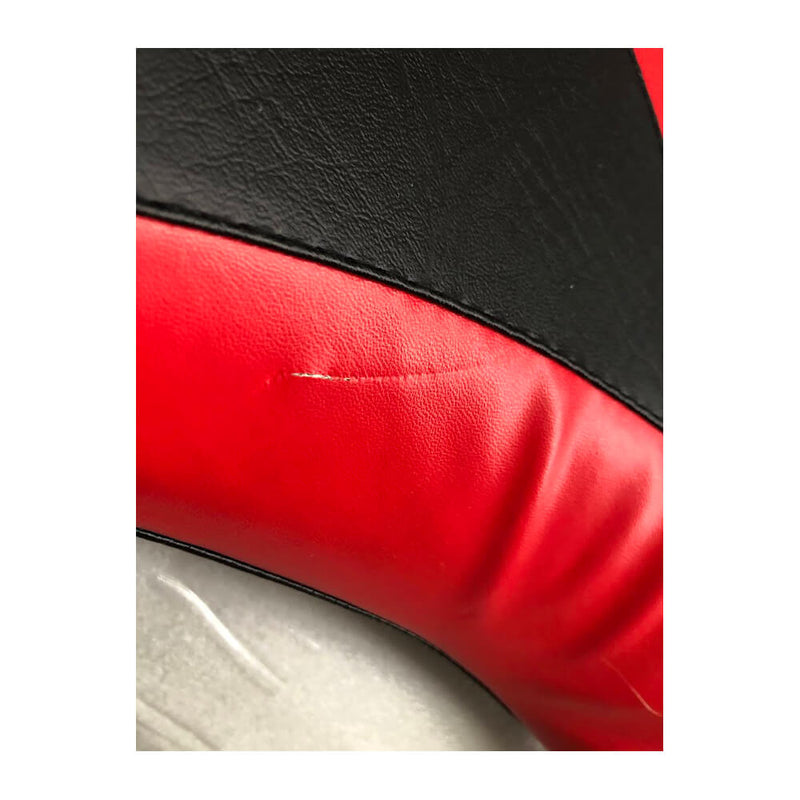 Load image into Gallery viewer, Detalhe acabamento banco Yamaha R1 costuras estilizadas preto vermelho 
