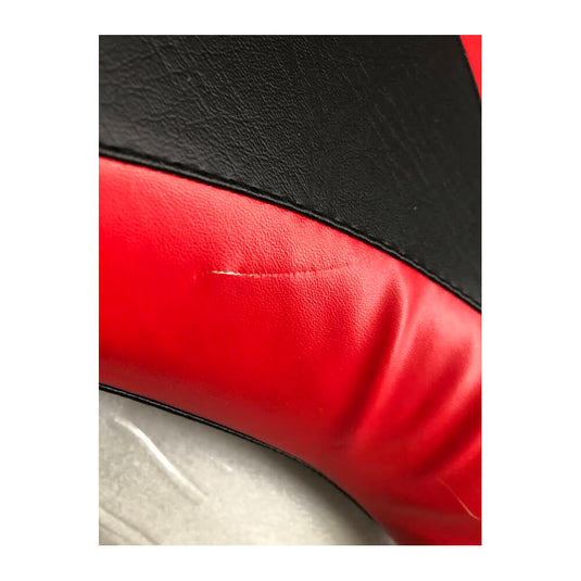 Detalhe acabamento banco Yamaha R1 costuras estilizadas preto vermelho 