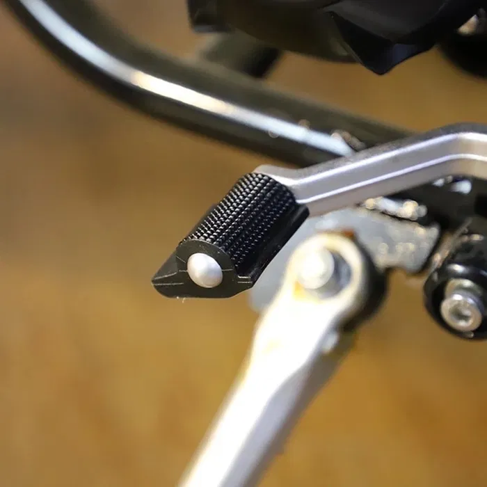 Carregue imagem no visualizador da galeriaProtetor de pedal mudanças moto cafe racer

