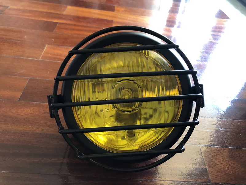 Load image into Gallery viewer, Farol frontal amarelo ou transparente com grelha metálica dois apoios
